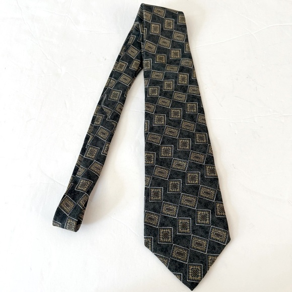 Metropolitan Museum Of Art Silk Tie - Picture 12 of 12